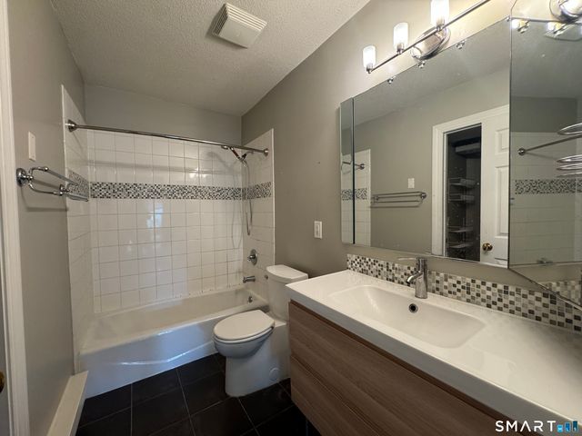 15 Highland Street 302, West Hartford, CT 06119