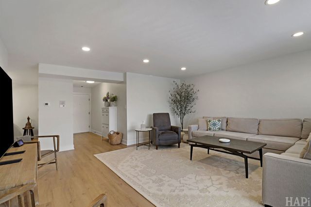 1200 W Northwest Highway 305, Mount Prospect, IL 60056