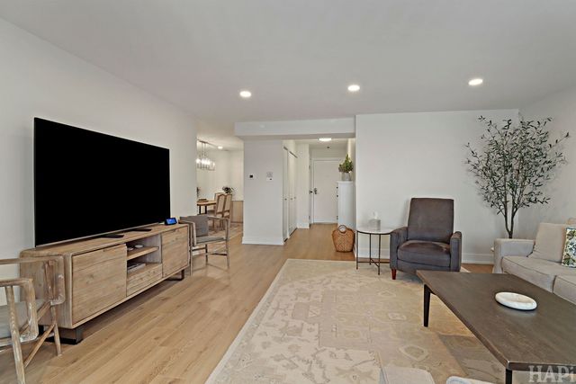 1200 W Northwest Highway 305, Mount Prospect, IL 60056