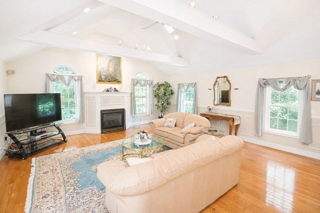 10 Patriot Ln, Whitman, MA 02382
