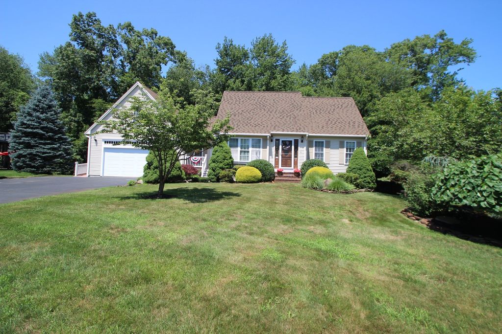 10 Patriot Ln, Whitman, MA 02382