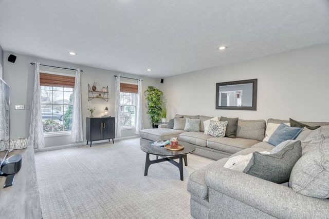 1027 Pondbrook Point, Webster, NY 14580