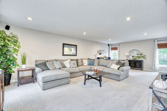 1027 Pondbrook Point, Webster, NY 14580