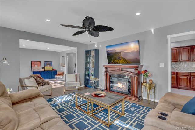 233 Sears Road, West Islip, NY 11795