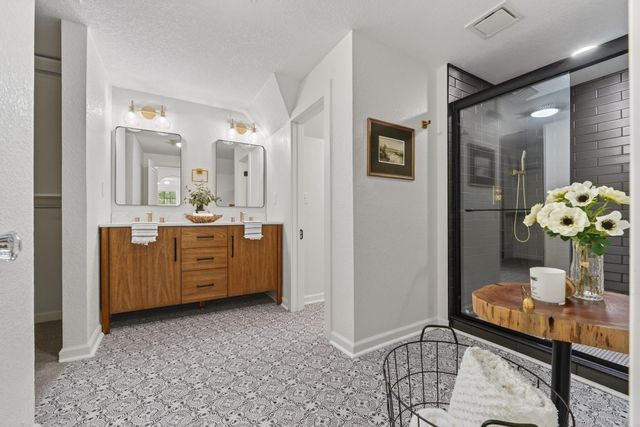 211 N Oliver, Wichita, KS 67208