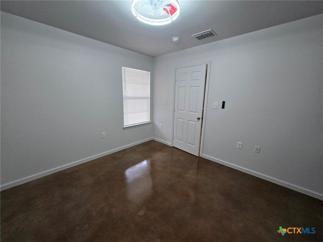 1037 W Court Street B, Seguin, TX 78155