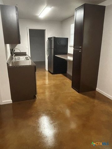 1037 W Court Street B, Seguin, TX 78155