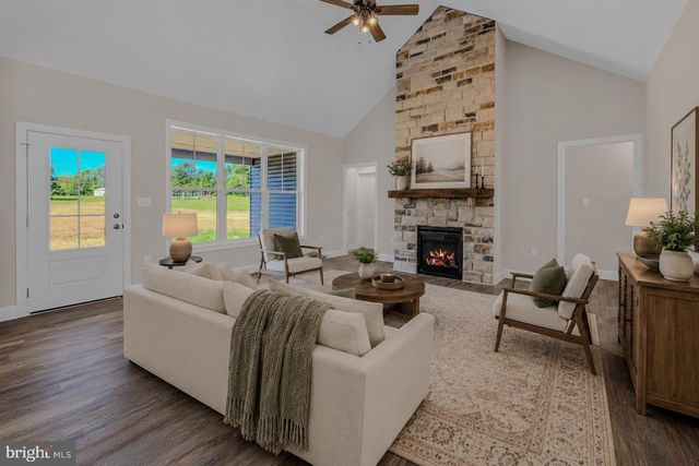 106 OAK CREST DR, Kearneysville, WV 25430