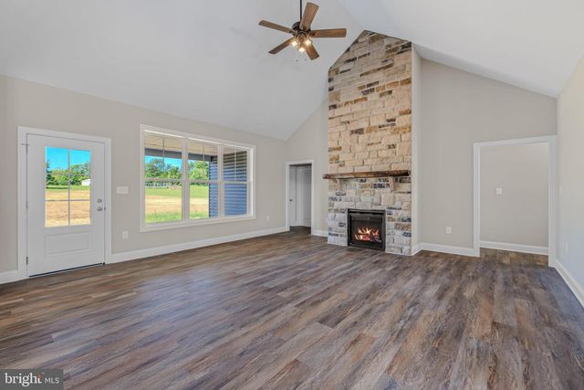 106 OAK CREST DR, Kearneysville, WV 25430