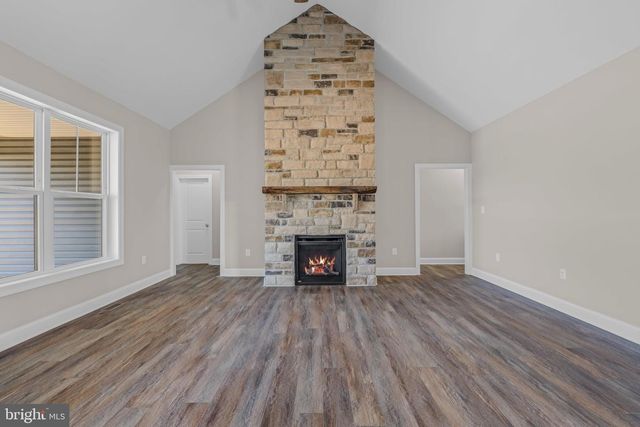 106 OAK CREST DR, Kearneysville, WV 25430
