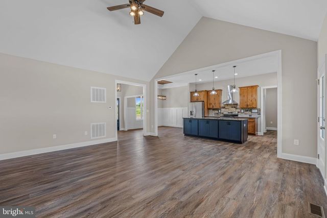 106 OAK CREST DR, Kearneysville, WV 25430
