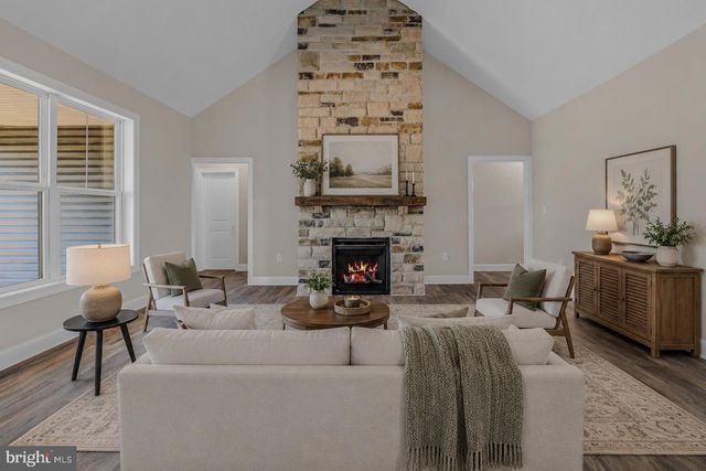 106 OAK CREST DR, Kearneysville, WV 25430