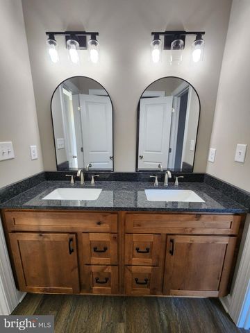 106 OAK CREST DR, Kearneysville, WV 25430