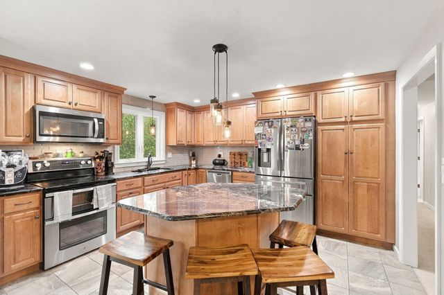 6 Clover Hill Road, Sutton, MA 01590
