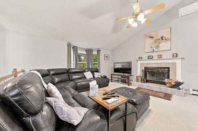 6 Clover Hill Road, Sutton, MA 01590