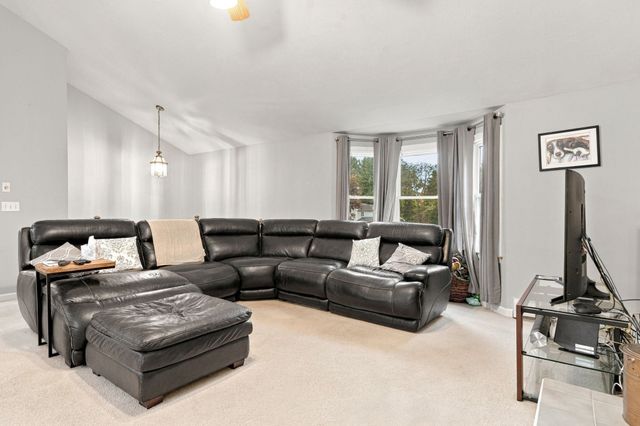 6 Clover Hill Road, Sutton, MA 01590