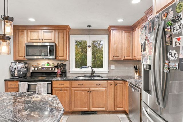 6 Clover Hill Road, Sutton, MA 01590