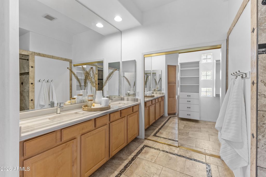 Image 24 of property listing at 15240 N CLUBGATE Drive 141, Scottsdale, AZ 85254