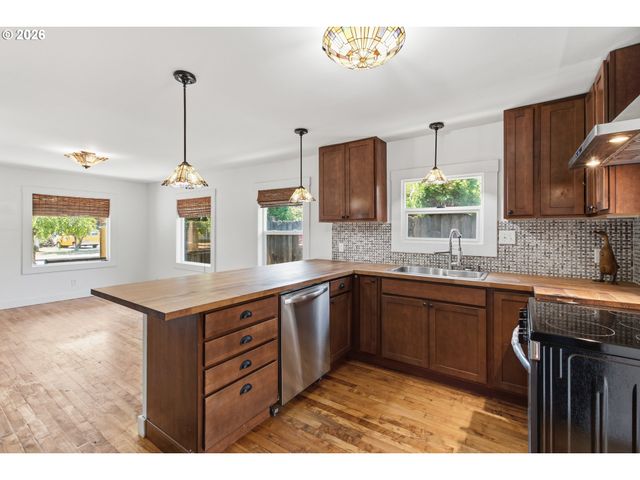 307 W 2ND St, Newberg, OR 97132