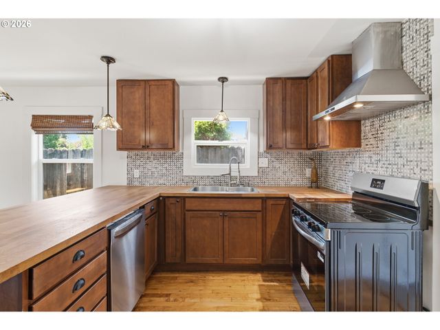 307 W 2ND St, Newberg, OR 97132