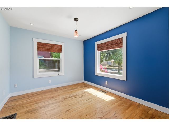 307 W 2ND St, Newberg, OR 97132