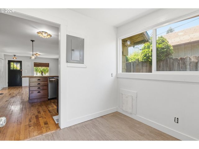 307 W 2ND St, Newberg, OR 97132