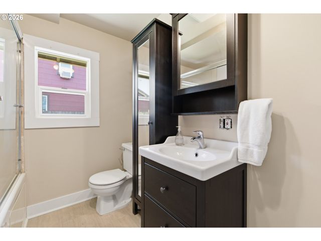 307 W 2ND St, Newberg, OR 97132