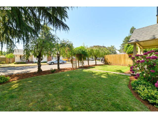 307 W 2ND St, Newberg, OR 97132