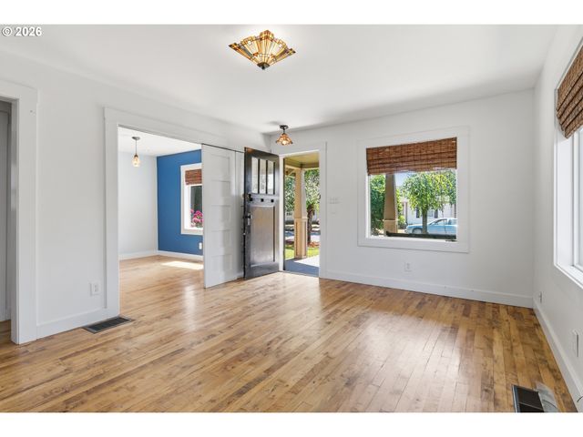 307 W 2ND St, Newberg, OR 97132