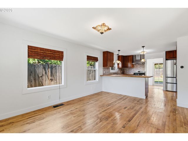 307 W 2ND St, Newberg, OR 97132