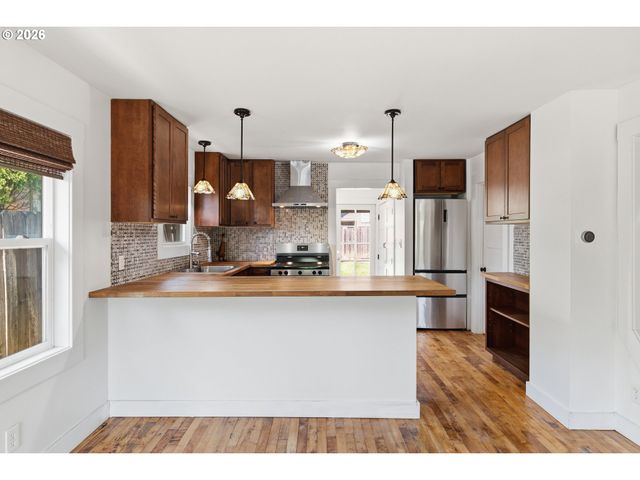 307 W 2ND St, Newberg, OR 97132