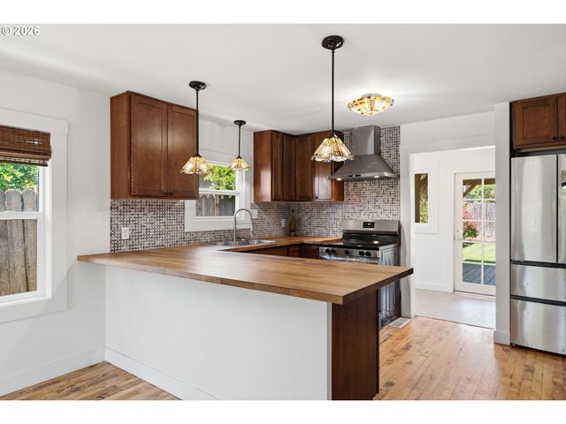 307 W 2ND St, Newberg, OR 97132