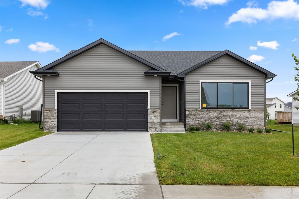 1835 Tuscany Drive SE, Altoona, IA 50009