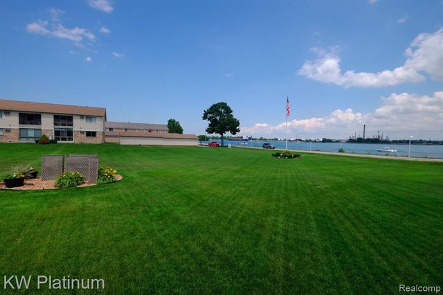 1700 River Road 6, Marysville, MI 48040