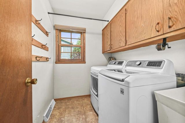 18480 Midland PLACE, Brookfield, WI 53045