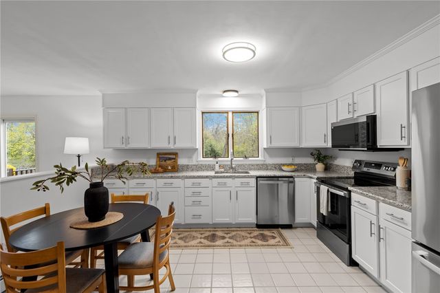 16 College Lane, Barrington, RI 02806