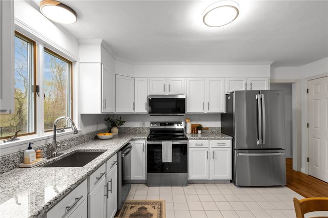 16 College Lane, Barrington, RI 02806