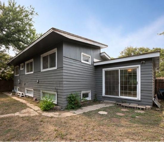 1927 E Glen Oaks, Wichita, KS 67216