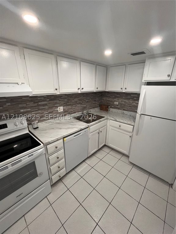 3650 Inverrary Dr 1Q, Lauderhill, FL 33319