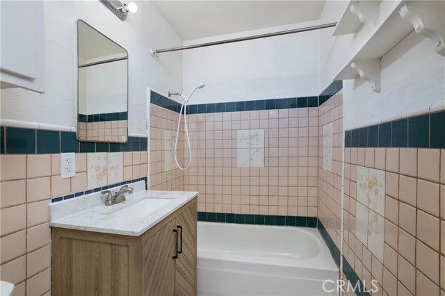 2210 W 7th Street, Santa Ana, CA 92703