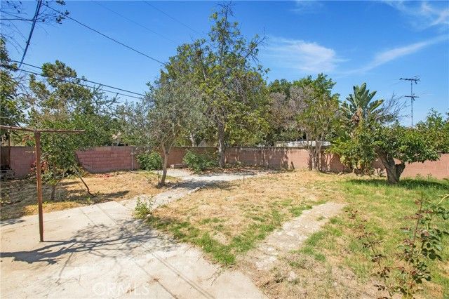 2210 W 7th Street, Santa Ana, CA 92703