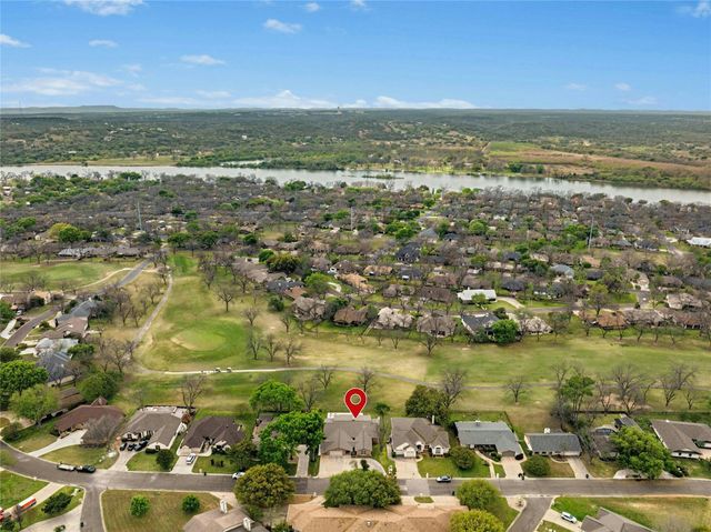 407 Olympia Fields ST, Meadowlakes, TX 78654