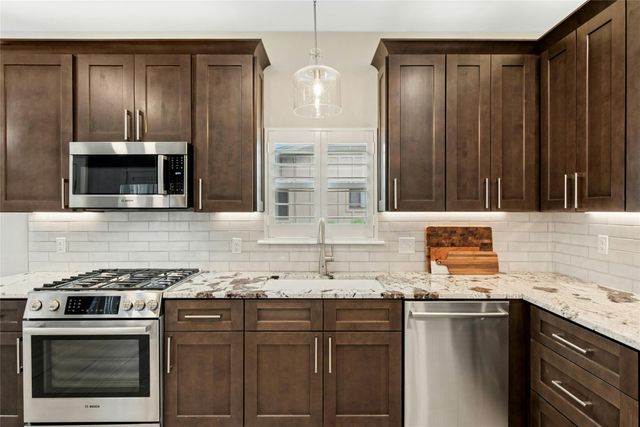 407 Olympia Fields ST, Meadowlakes, TX 78654