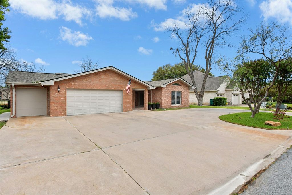 407 Olympia Fields ST, Meadowlakes, TX 78654