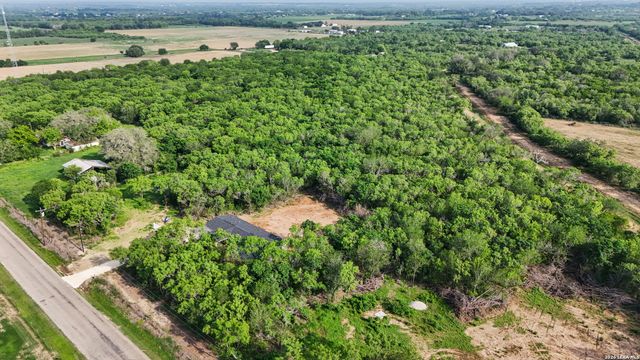 697 County Road 664, Devine, TX 78016