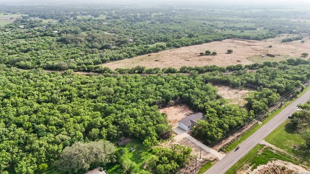 697 County Road 664, Devine, TX 78016