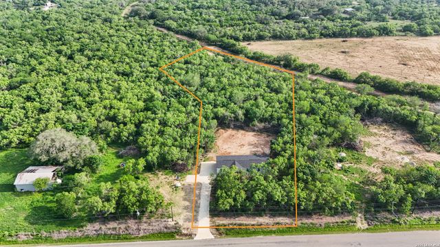 697 County Road 664, Devine, TX 78016
