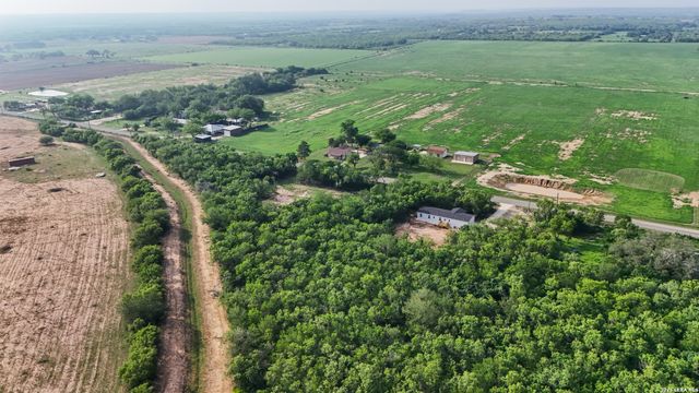 697 County Road 664, Devine, TX 78016