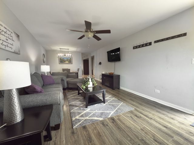 1313 S Rebecca Road 118, Lombard, IL 60148