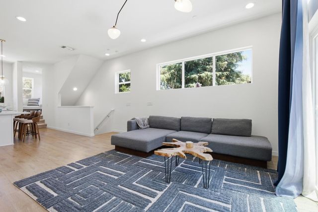 425 Outrigger Ln, West Sacramento, CA 95605